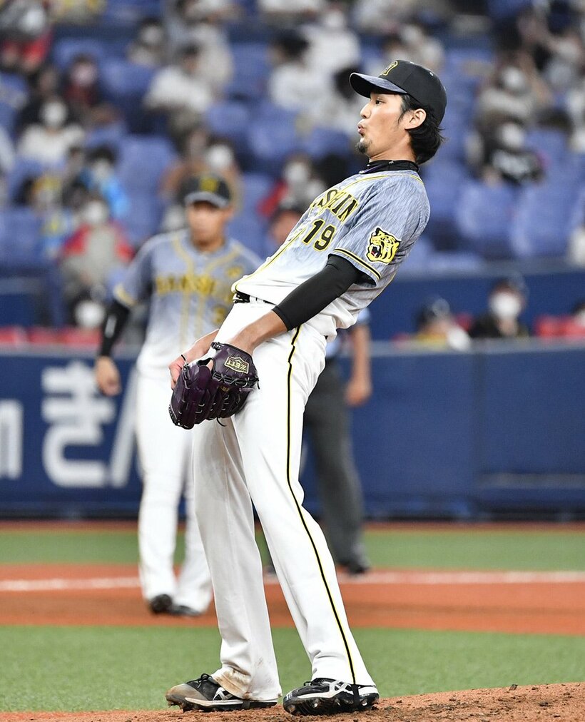  球審の判定にのけぞる阪神・藤浪
