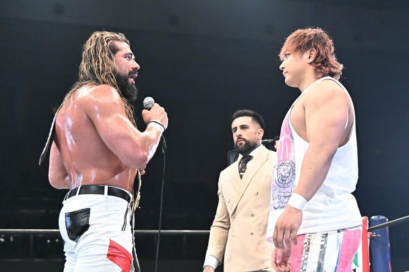 海野（右）とモロニー（中央）に挑戦表明されたアンドラデ