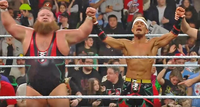 勝ち名乗りを受け、歓喜の表情の戸澤陽(右)とオーティス（©AbemaTV,Inc.）