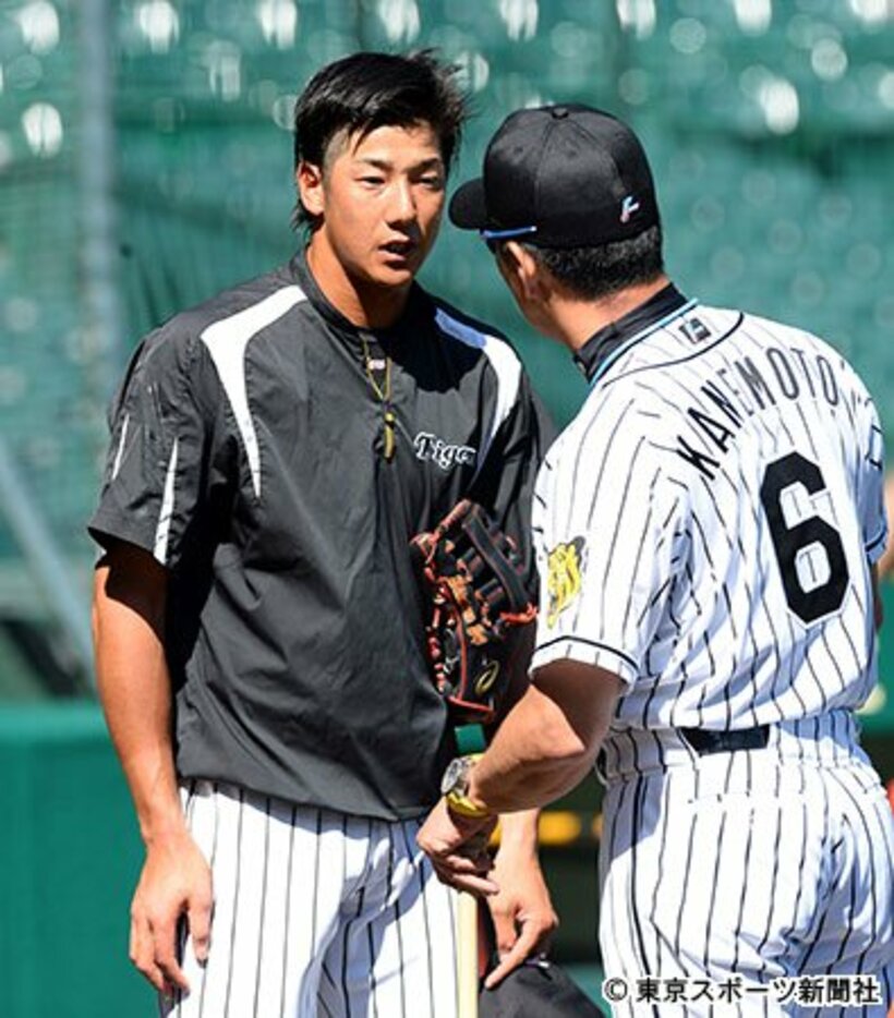 阪神・金本知憲監督（右）と話す横田慎太郎