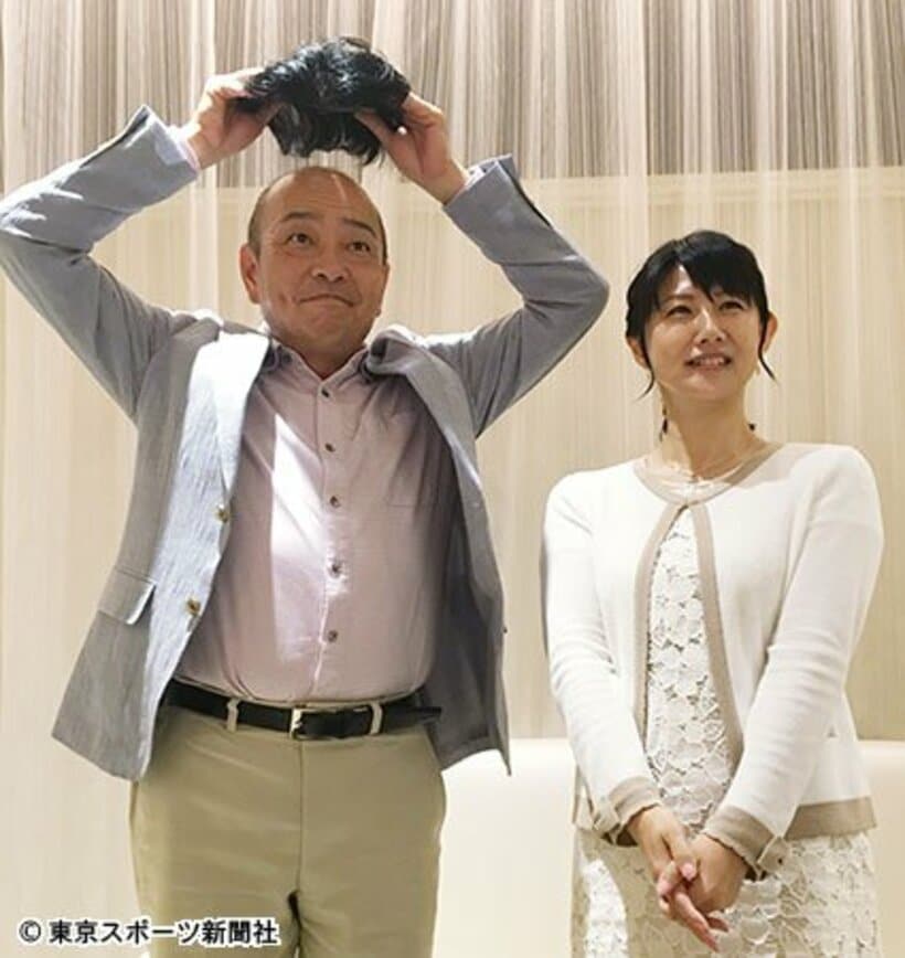 中江有里（右）とカツラを持って登場した山本浩之アナウンサー