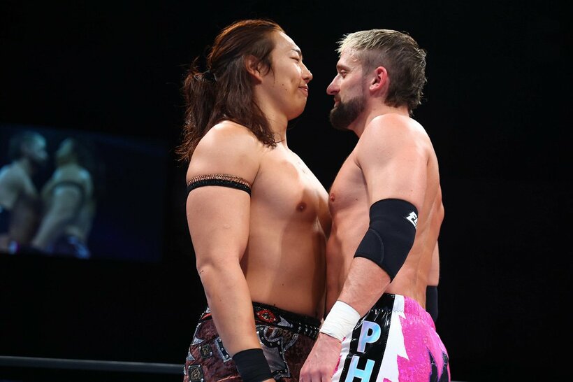 にらみ合う竹下幸之介（左）とエル・ファンタズモ