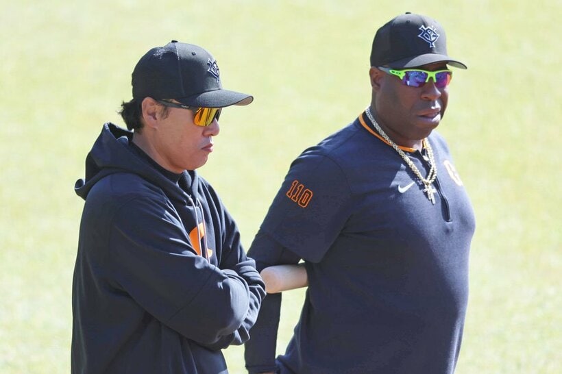 今季、巨人で打撃コーチを務めた李承燁氏(左)とウィーラー氏