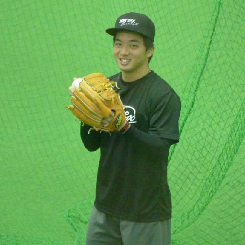  室内練習場で自主トレを行った山本拓実