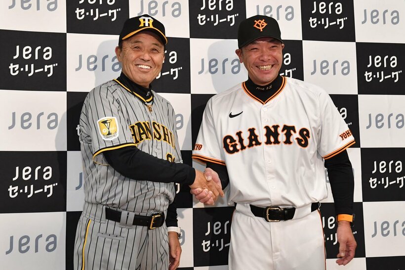 阪神・岡田監督（左）と巨人・阿部監督