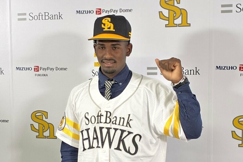 入団会見に臨んだモレノ