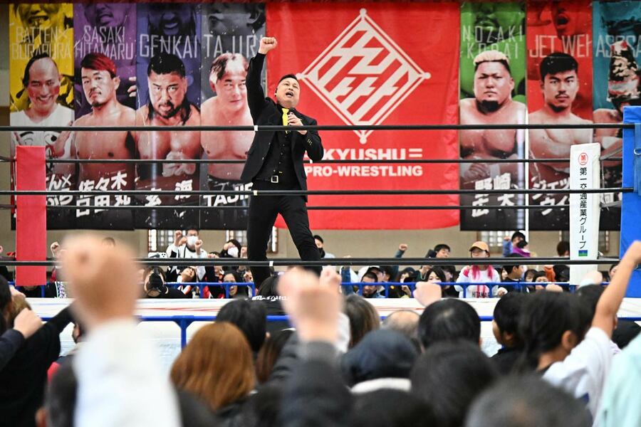 試合開始前にリングであいさつする筑前りょう太