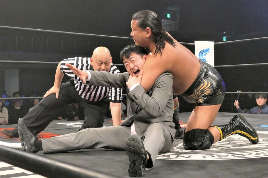 大鷲透（右）に締め上げられる新橋二郎