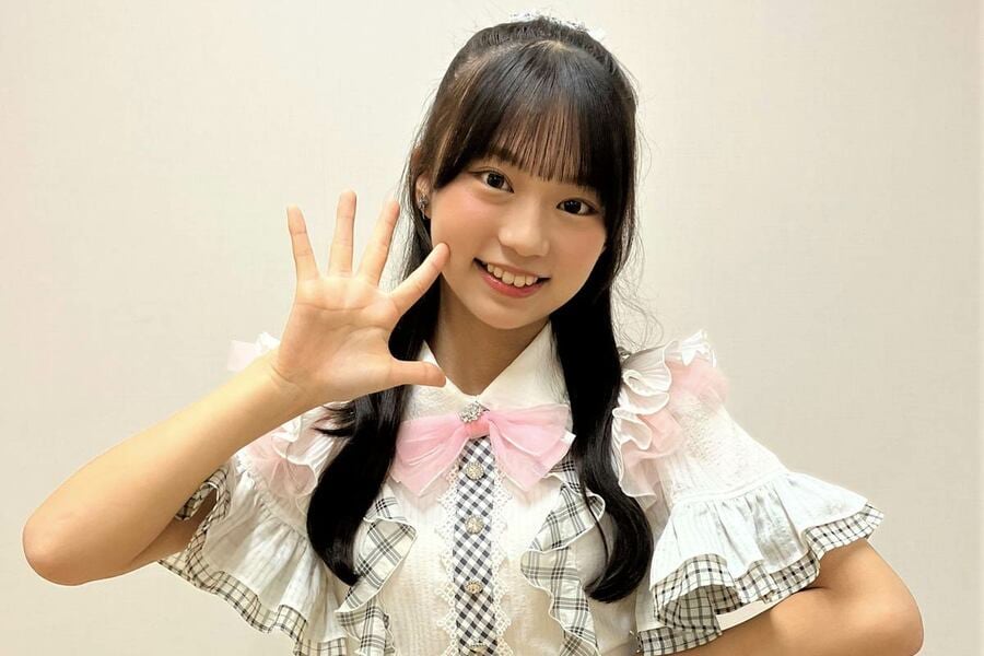 笑顔でポーズをとる渋井美奈