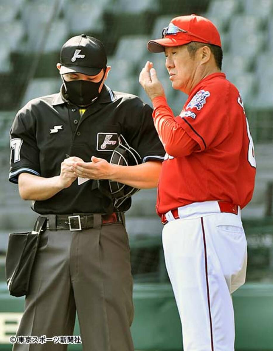  阪神との練習試合で選手交代を告げる佐々岡監督