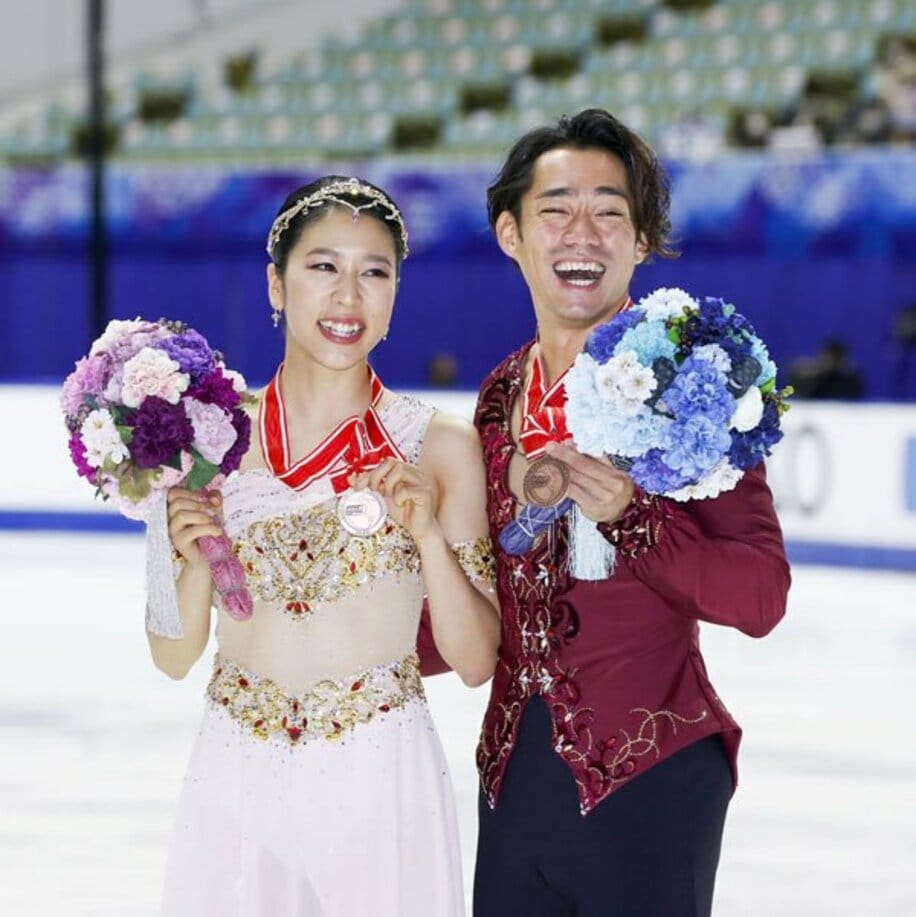  メダルを手に笑顔の村元(左)、高橋組(代表撮影)
