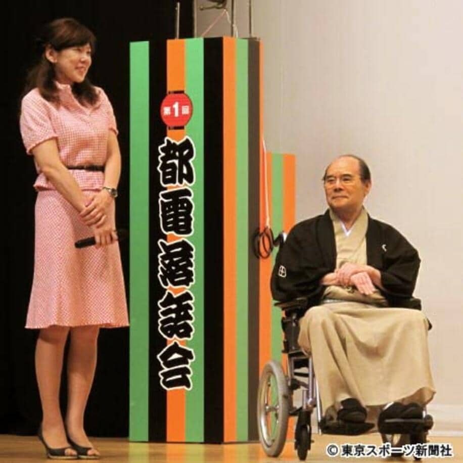 次女の笠井咲さん（左）に車いすを押されステージに登場した林家こん平