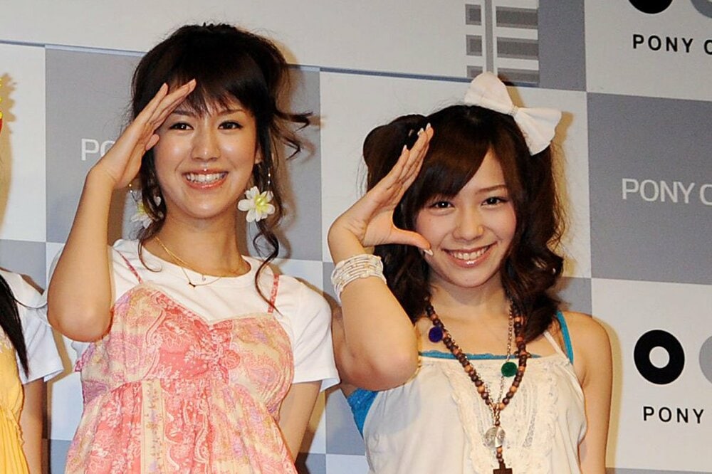 アイドリング時代の遠藤舞(左)と河西智美