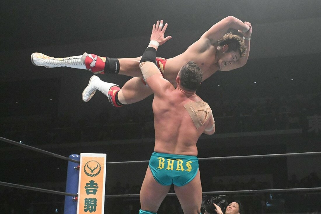 ボルチン・オレッグ(下)をライオンズ・シャイナーで仕留めた上村優也