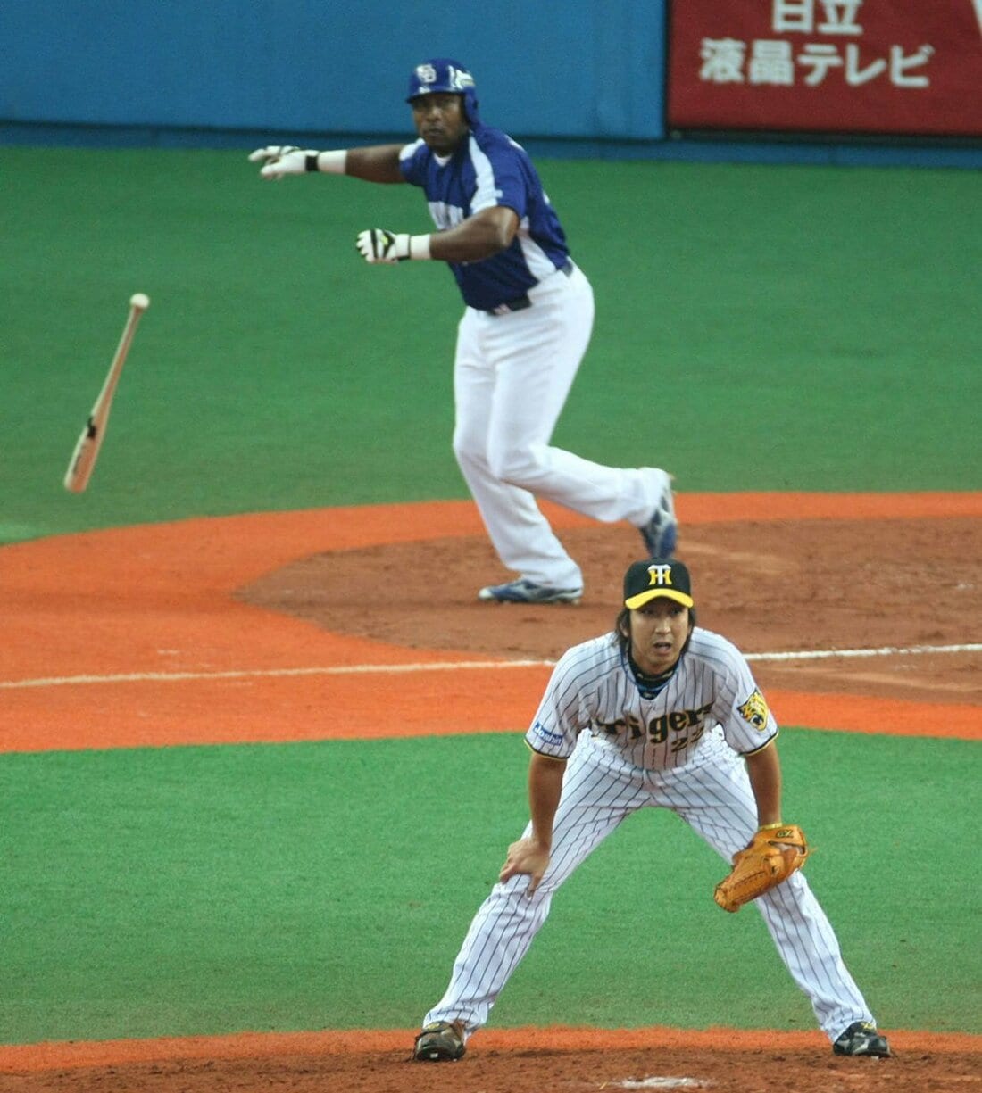 CS1stステージ第3戦の9回、中日・ウッズ(奥)に2ランを浴びた阪神・藤川球児(2008年)