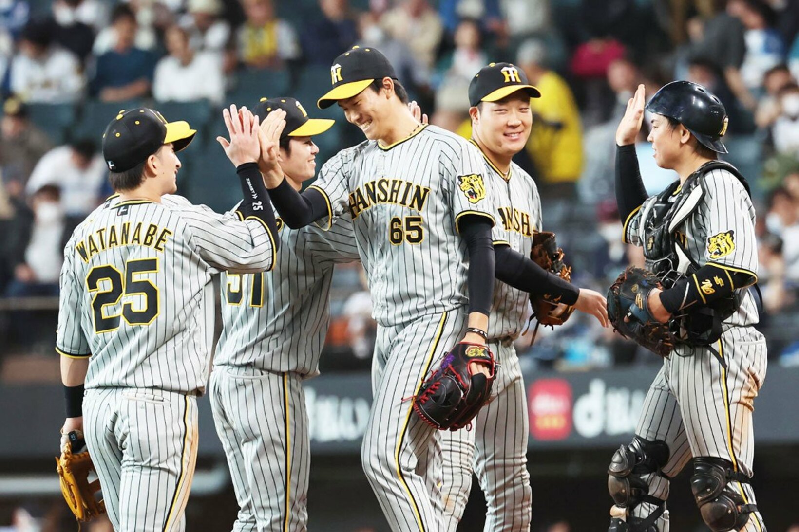 写真:【阪神】岡田監督 終盤を岩崎→湯浅で連敗ストップ「9連戦で最後やし、任すしかないやん」 | 東スポWEB