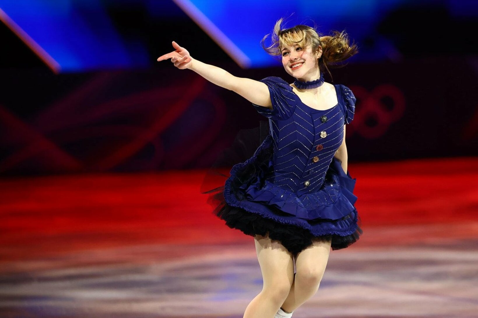 「魔法少女まどか☆マギカ」をイメージした衣装をエキシビションで着用するアリサ・リュウ