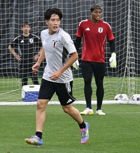 日本代表でトレーニングを行うMF佐藤龍之介(左)