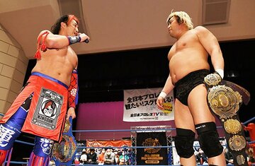  対峙するヨシタツ（左）と諏訪魔