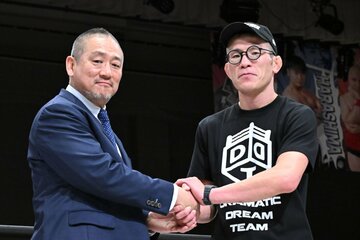 高木三四郎社長（左）と握手する青木真也
