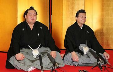  会見する照ノ富士（左）と伊勢ケ浜親方（代表撮影）
