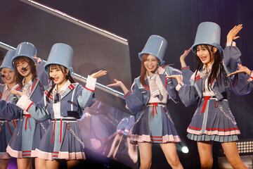 「バケツを被れ！」を披露したHKT48（ⒸＭｅｒｃｕｒｙ）