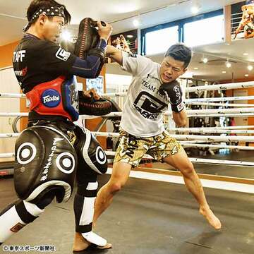  那須川は強烈なパンチでスパーリング相手をのけぞらせた