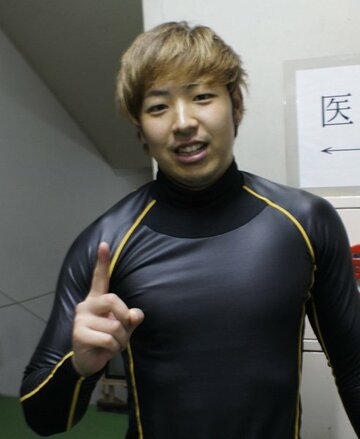  「決勝も１着！」とポーズする仁藤