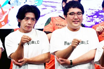 マヂカルラブリーの野田クリスタル(左)と村上