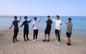  初休日を迎えた阪神の新人選手　左から栄枝裕貴、伊藤将司、中野拓夢、佐藤輝明、佐藤蓮、石井大智（球団提供）