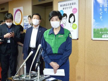  自民党本部で取材に応じた小池都知事