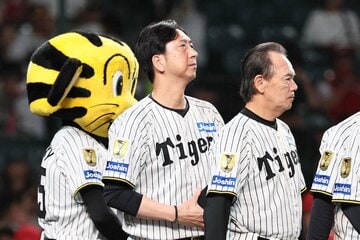 試合後、ファンにあいさつした阪神・藤川監督（中央）