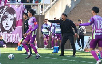 選手たちに大声で指示を出す槙野監督