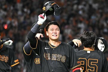 サヨナラ３ランを放ち、ヘルメットを取ってファンの歓声に応えた巨人・坂本勇人