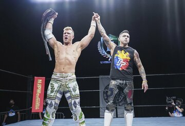 ウィル・オスプレイ（左）とユナイテッドエンパイア入りしたＴＪＰ（新日本プロレス提供）