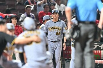二度目の死球をくらい倒れる前川右京と藤川球児監督