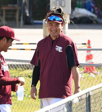  グローブを頭にかぶり笑顔の田中将