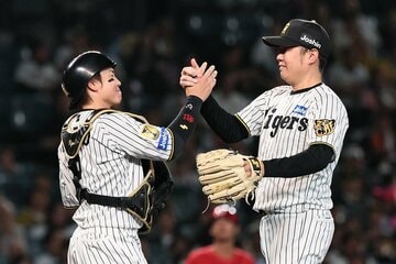 ２回、登板を終えてマウンドを降りる西勇輝は梅野隆太郎とタッチ