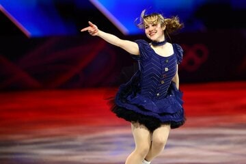 「魔法少女まどか☆マギカ」をイメージした衣装をエキシビションで着用するアリサ・リュウ