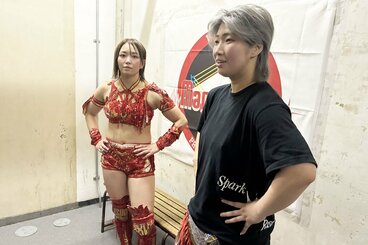 厳しい表情でコメントするSareee(左)と彩羽匠