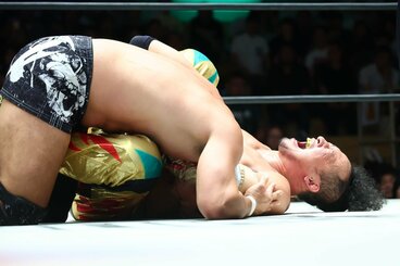 パーフェクトネックロックでKENTA(左手前)を仕留めたナショナル王者・丸藤正道
