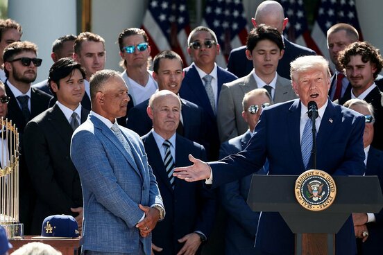 7月には昨季の世界一ドジャースの表敬訪問を受けたトランプ米大統領(右=ロイター)