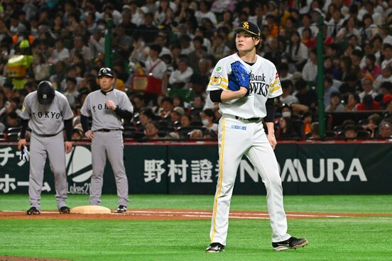 KOされマウンドを降りるソフトバンク・前田純