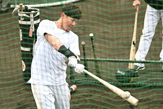 打撃練習する牧原大成