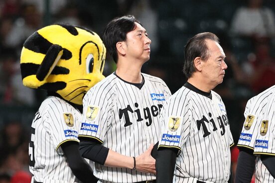 試合後、ファンにあいさつした阪神・藤川監督(中央)