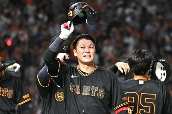 サヨナラ3ランを放ち、ヘルメットを取ってファンの歓声に応えた巨人・坂本勇人