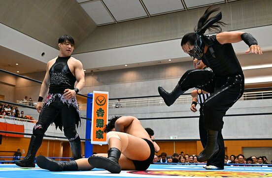 安田優虎(中)を2人がかりでいたぶるSHO(左)とDOUKI