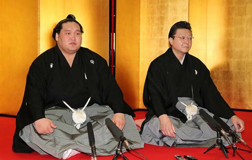  会見する照ノ富士（左）と伊勢ケ浜親方（代表撮影）