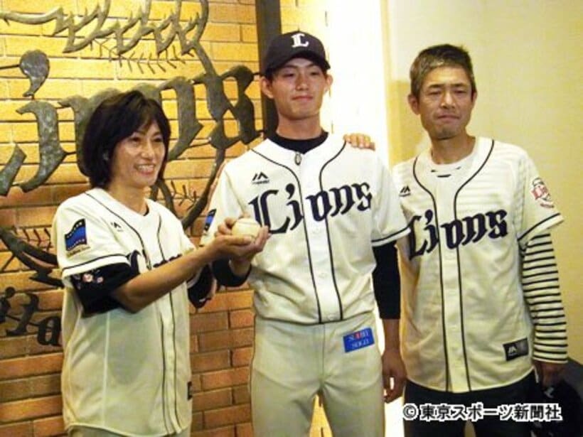  母・江利子さんにウイニングボールを渡した今井。右は父・一也さん