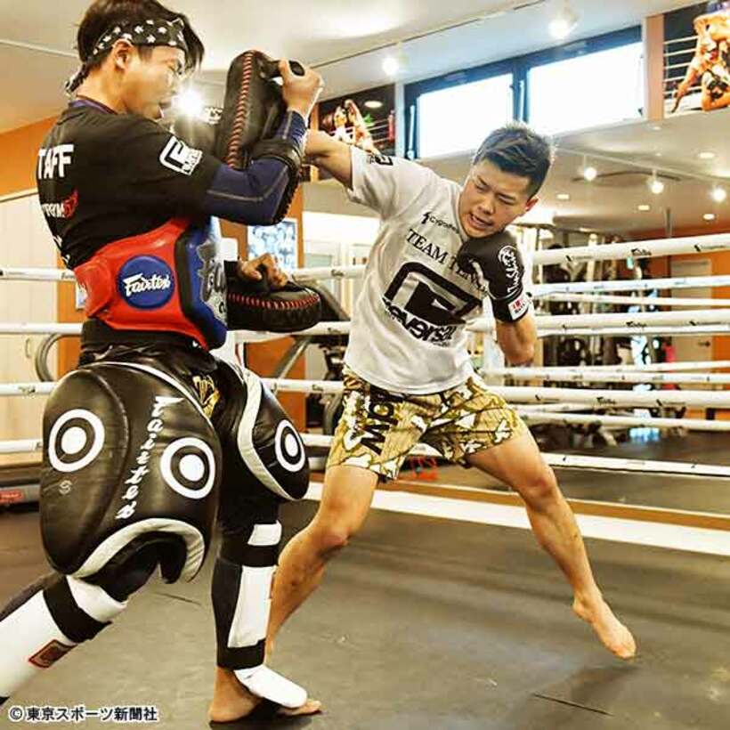  那須川は強烈なパンチでスパーリング相手をのけぞらせた